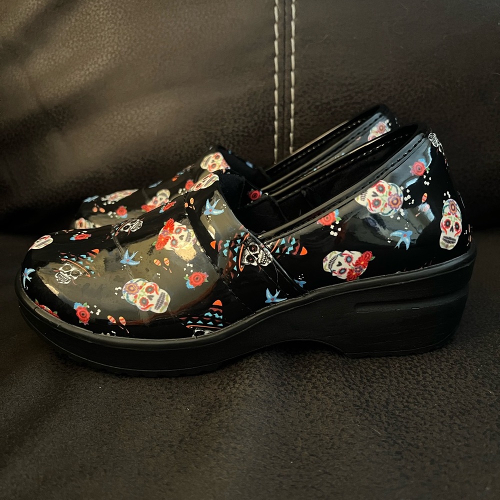 Nice Easy Street Slip Resistant Non-Marking Nurses Clogs in Women’s Size 5.5